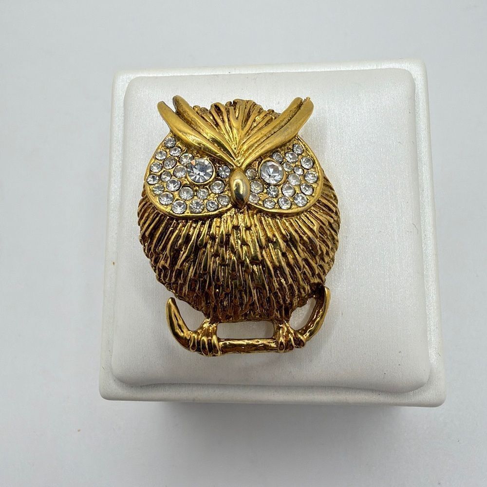 Vintage‎ gold tone metal Owl Brooch/Pin with cz rhinestone face!